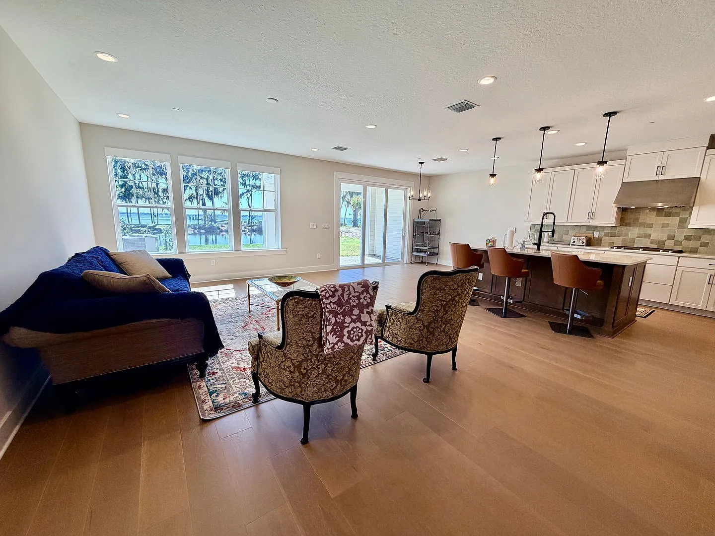 Riverfront View 3BR/2.5BA Luxury Townhome — Photo 4
