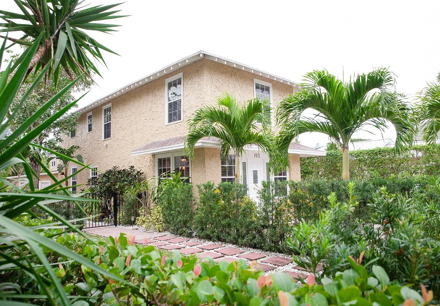 5 bed, 2400 sqft, $4,795 — Photo 2
