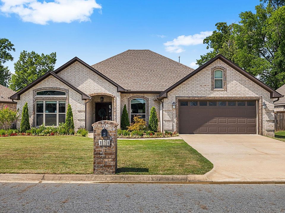 1st image of 121 Lucia Ln