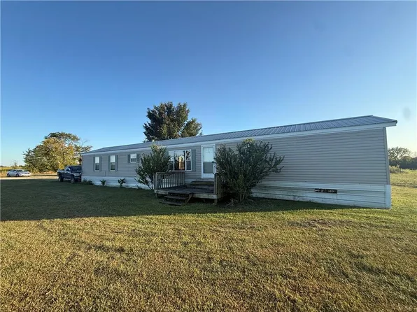 596 Jackson Rd, Pomona, KS 66076