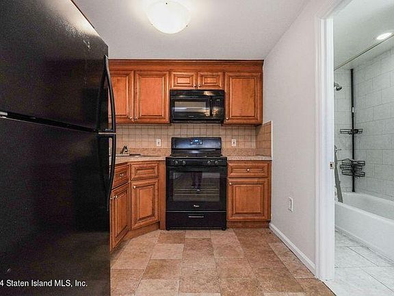 5th image of 555 Lincoln Ave