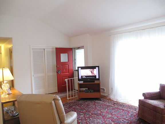 4th image of 799 Glenside Ct W