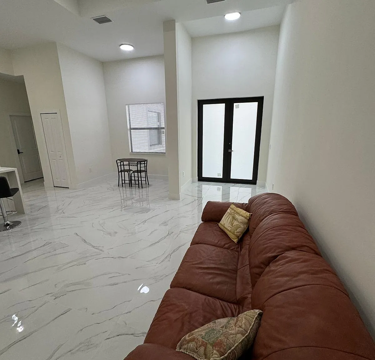 4 bed, 3.0 bath, 2100 sqft, $910 — Photo 3