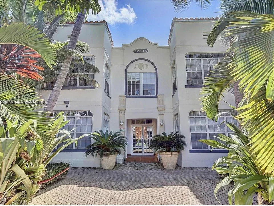 1127 Euclid Ave #207
