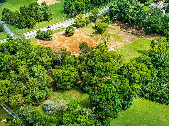 3rd image of 317 Everett Rd