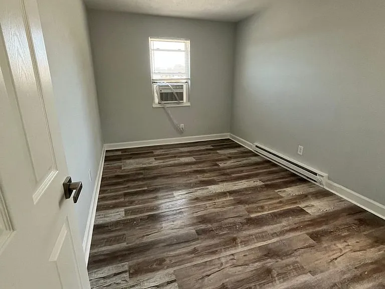 1350 N Chestnut St — Photo 3