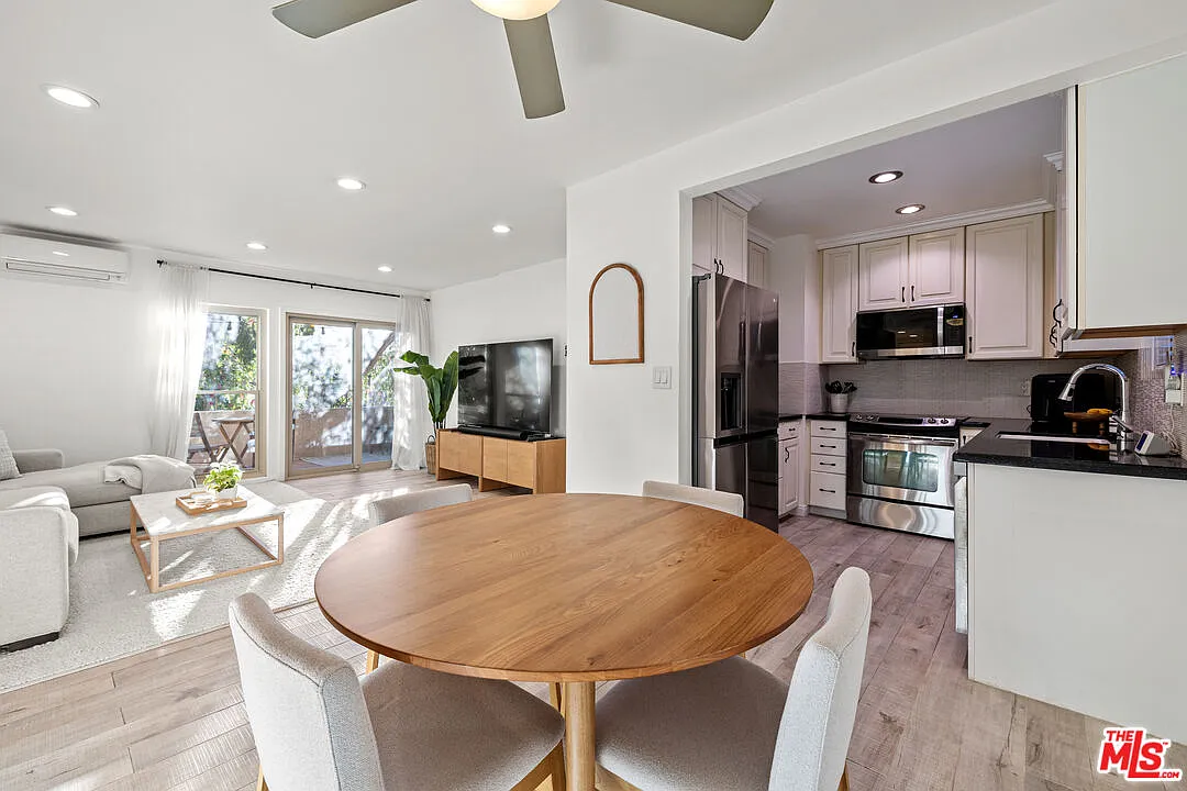 2 bed, 2.0 bath, 967 sqft, $3,200 — Photo 1