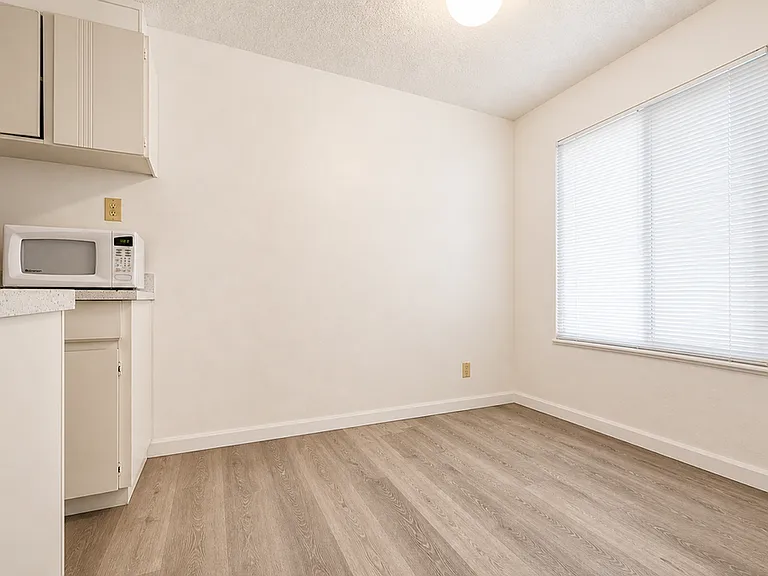 2540 College Ave — Photo 3