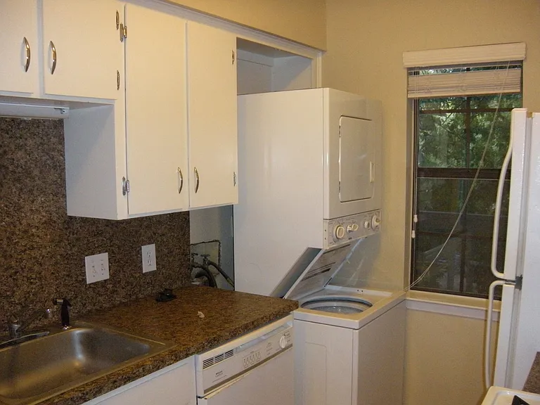 303 W 35th St #203 — Photo 5