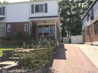 5330 207th St, Oakland Gardens, NY 11364