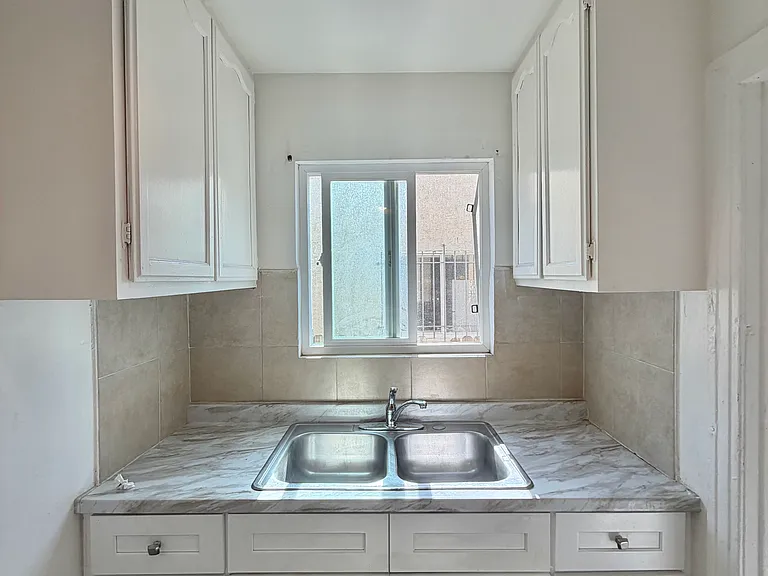 1161 E 59th Pl — Photo 7