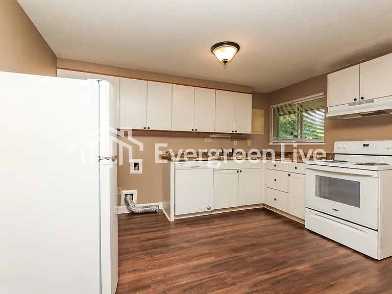 2211 Burnside Dr — Photo 8