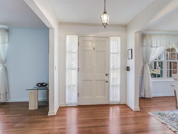 3rd image of 904 Parkridge Cir W