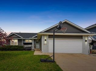1415 Deerfield Dr, North Liberty, IA 52317