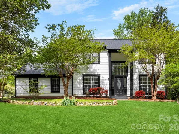 8413 Woodford Bridge Dr, Charlotte, NC 28216