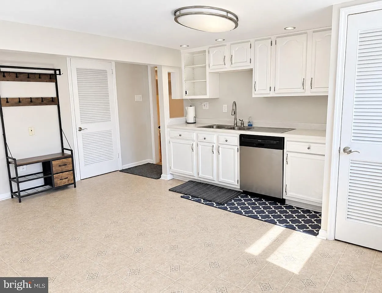 2 bed, 1.0 bath, 1800 sqft, $2,500 — Photo 3