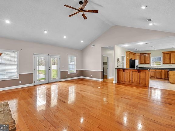 5th image of 540 Pinegrove Dr