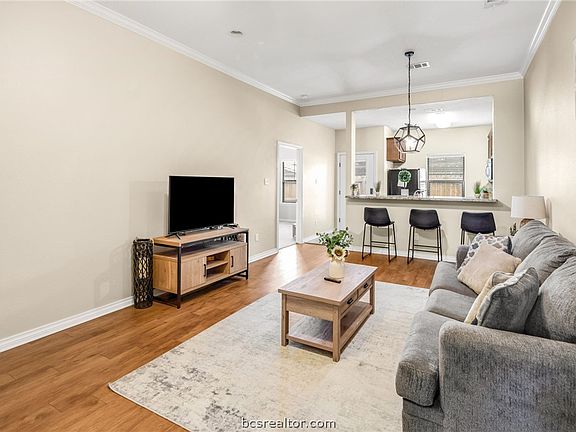 2nd image of 3824 Blackhawk Ln