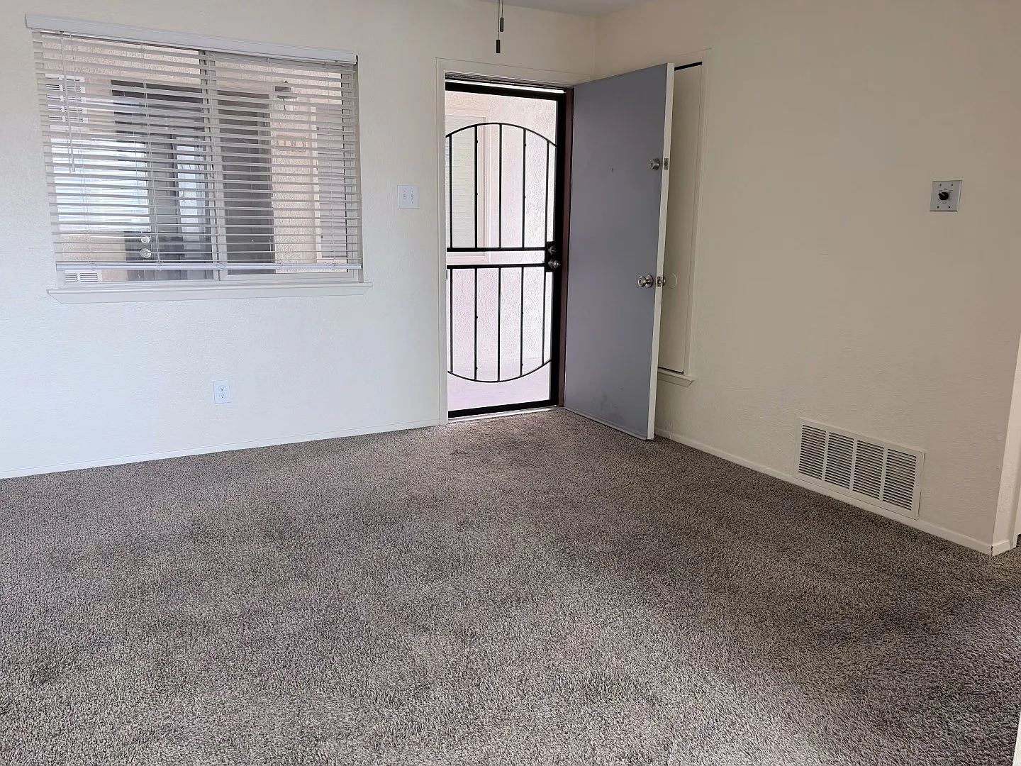 2 bed, 792 sqft, $900 — Photo 3
