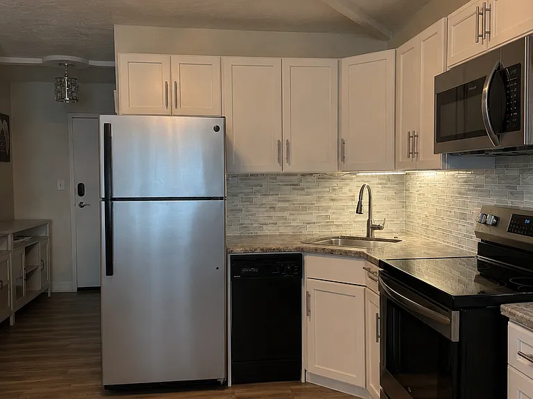 224 E Garden St #148 — Photo 2
