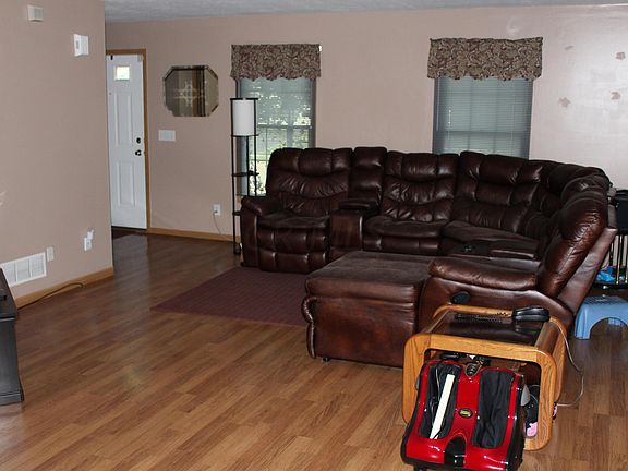2nd image of 10 Orchard Glen Dr SW