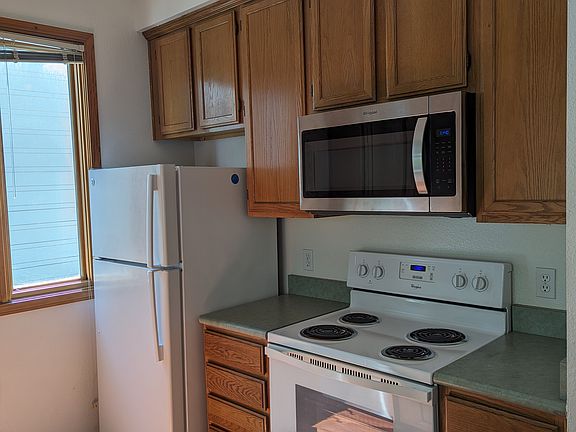Kitchen - Brand new stainless microwave. Newer range/fridge/dishwasher.