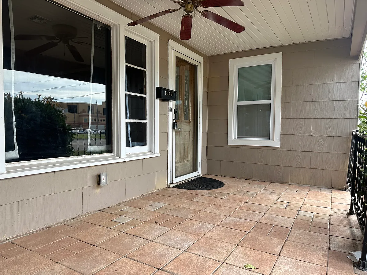 Porch - 1049 E Walnut St
