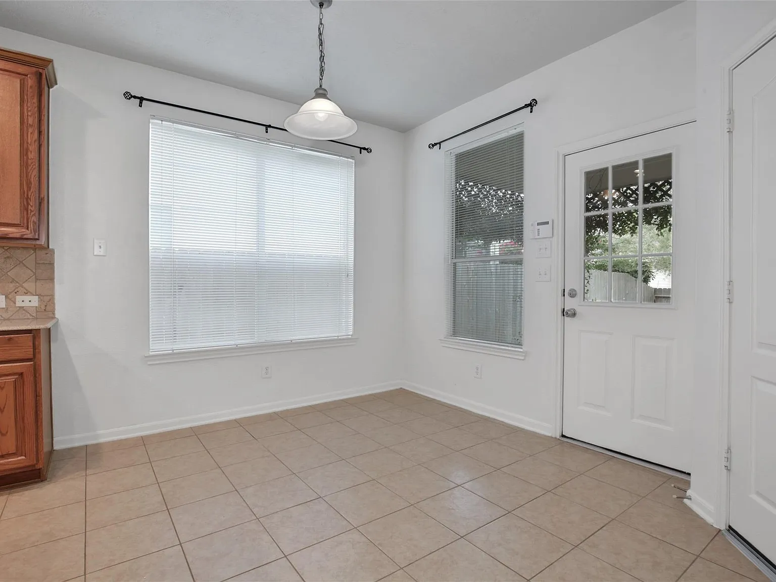 3 bed, 2.5 bath, 2086 sqft, $2,250 — Photo 2