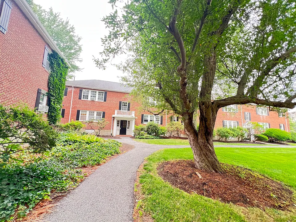 17 Hammond Pond Pkwy
