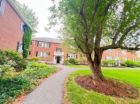 17 Hammond Pond Pkwy, Chestnut Hill, MA