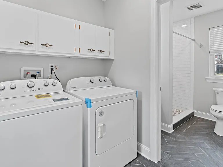 731 E Elm St — Photo 23