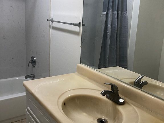 2nd image of 1441 Lewis St #1