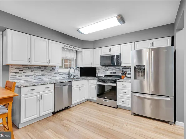 24 County Ave, Maple Shade, NJ 08052