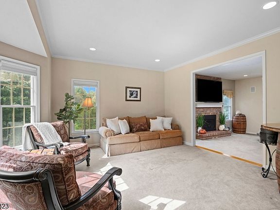 4th image of 10 Berkshire Way