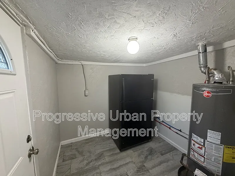 3 bed, 1.0 bath, 880 sqft, $1,550 — Photo 4