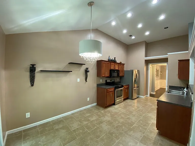 2577 Woodford Ln — Photo 8