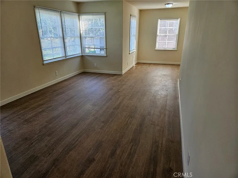 6907 White Oak Ave — Photo 8