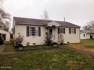 541 Tar Spring Dr, Carmi, IL 62821