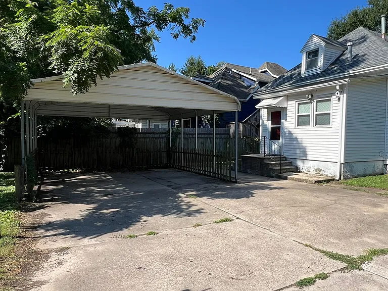 1352 N Summit Ave — Photo 14
