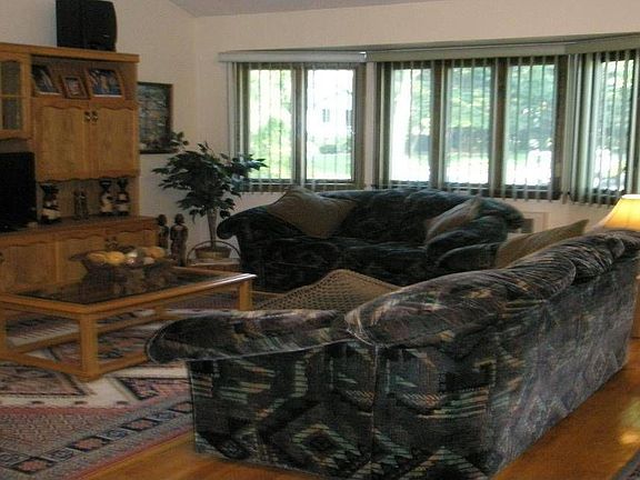 4th image of 20 Tanglewood Dr