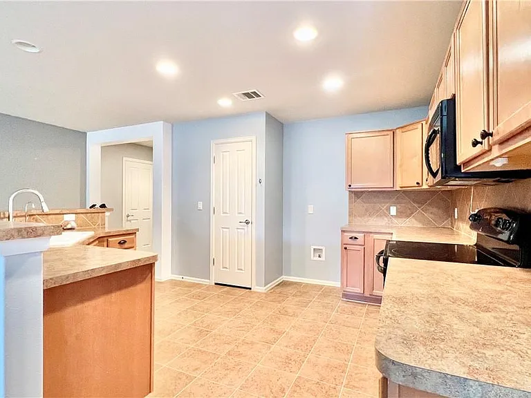 784 Kingfisher Ln — Photo 3