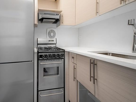 3rd image of 4 Park Ave APT 19J