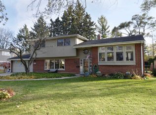 3737 Rugen Rd, Glenview, IL 60025