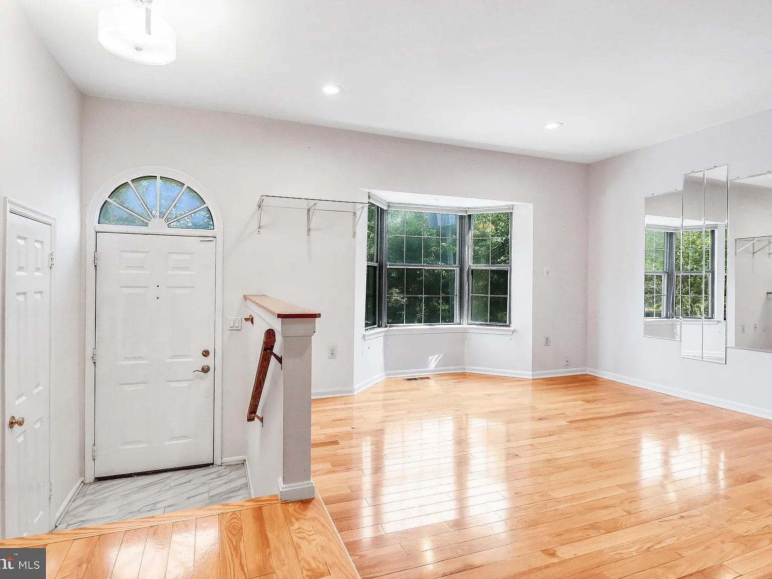 3 bed, 2.5 bath, 1686 sqft, $3,300 — Photo 3