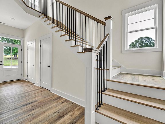 3rd image of 115 Retreat Ln