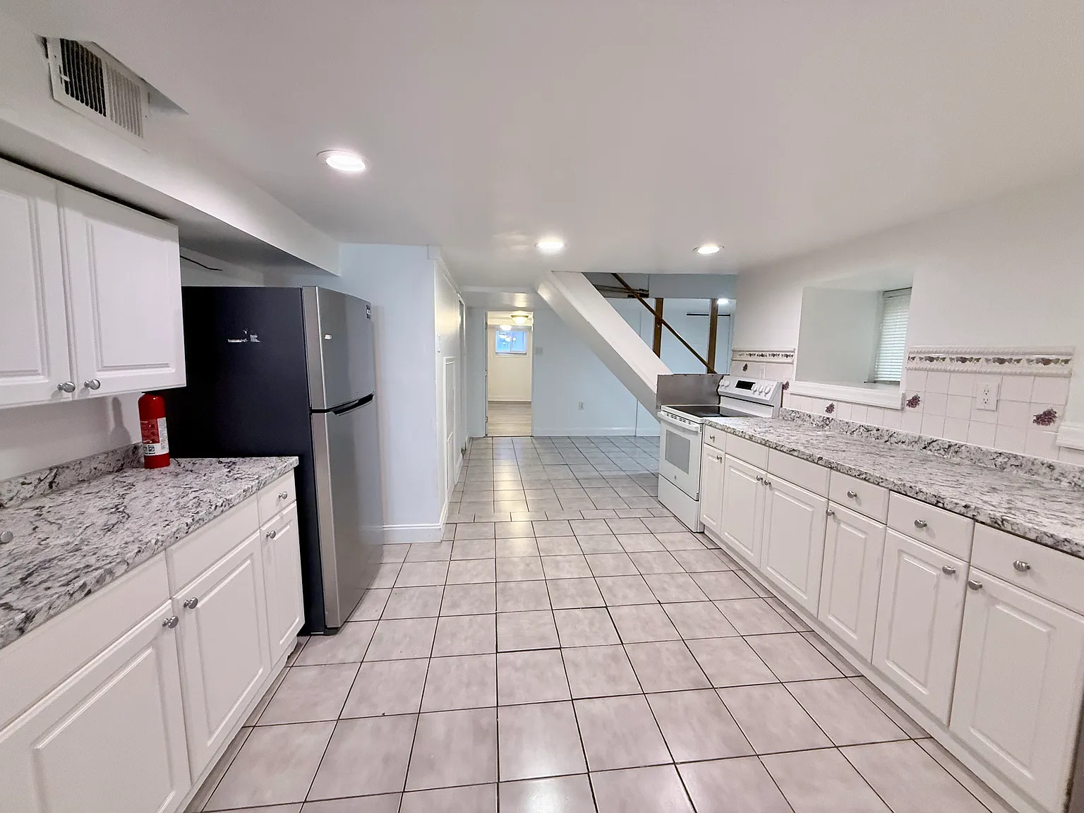 4 bed, 2760 sqft, $2,200 — Photo 2