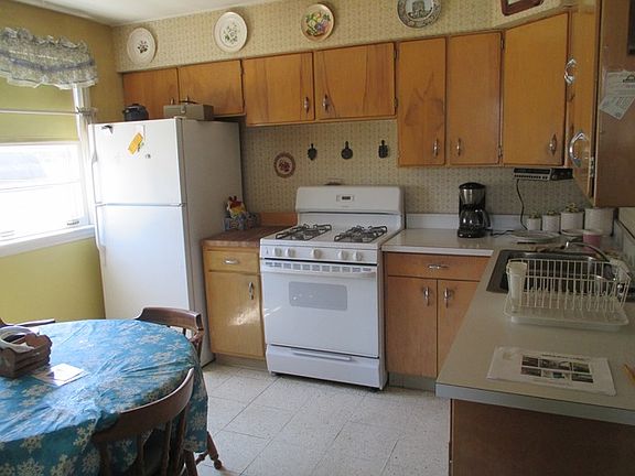 2nd image of 9609 Castello Ave