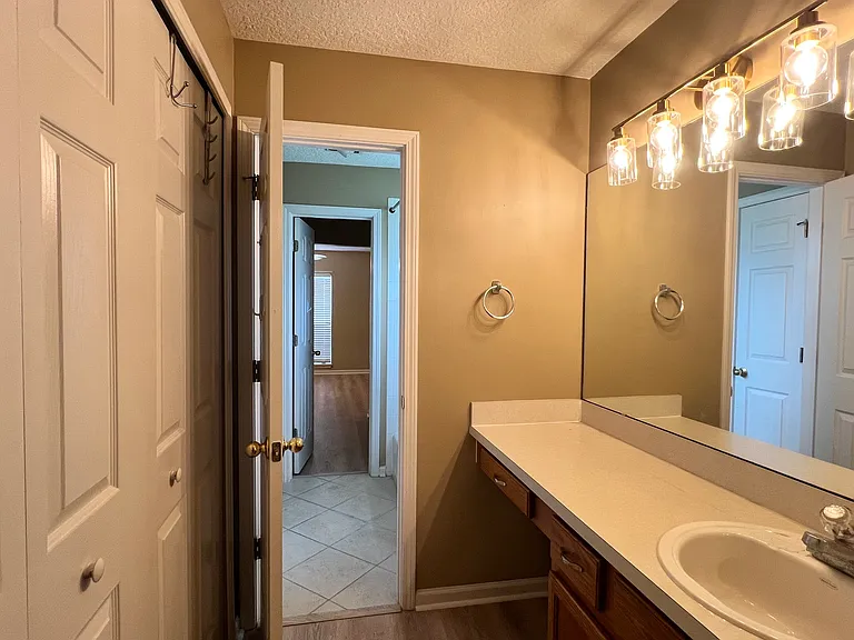 1252 Woodchurch Ln — Photo 30