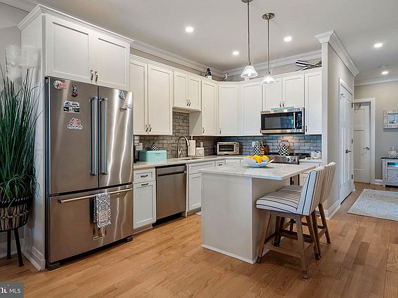 5th image of 510 N Bay Ave Unit 302