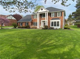 11 Hummingbird Ct, Orchard Park, NY 14127